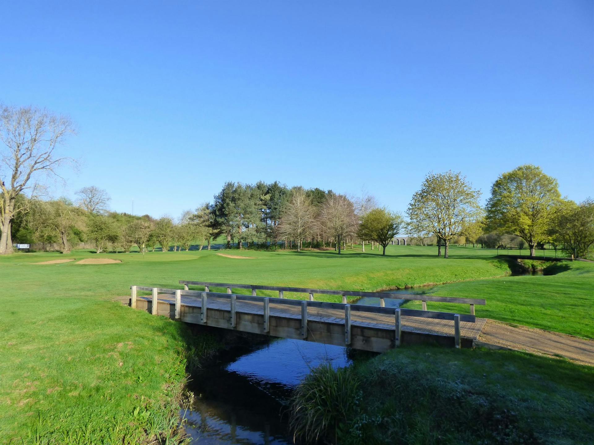 The beautiful Oxford Canal runs through the 18-hole parkland layout. Source: Rugby Golf Club 