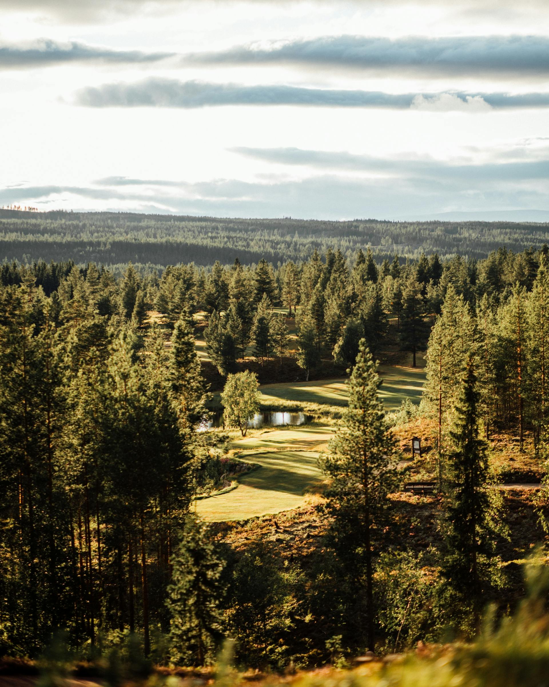 Located in between the mountains of Idre, the course at Idrefjällens Golfklubb brings both vast expanses and fresh mountain air to the game. Source: Idrefjällens Golfklubb. 