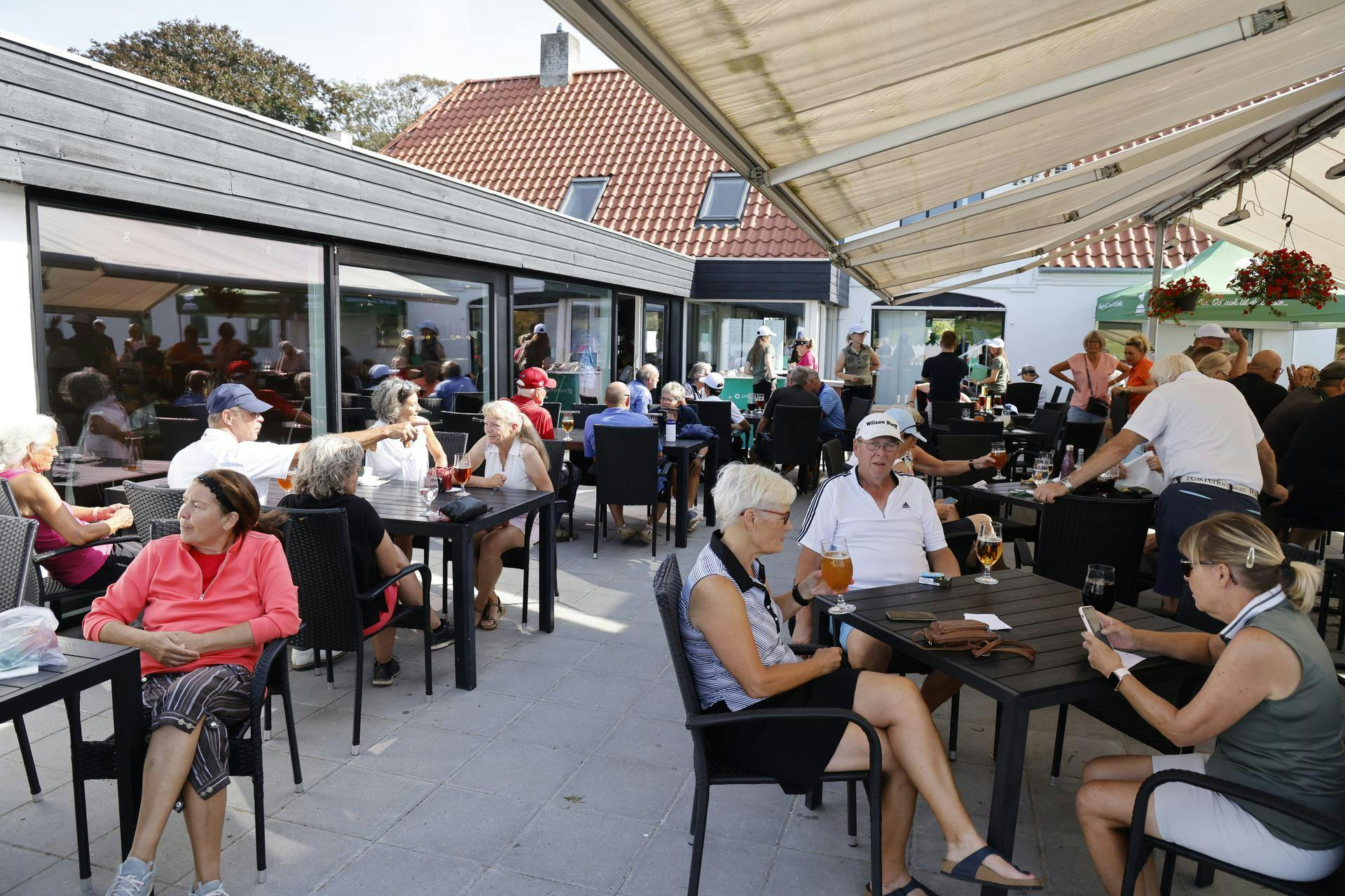 A lot of feedback can be gathered at a club terrace like this one at Smoerum Golf Club, but it does not necessarily give a complete picture of the members' opinions at the club. Photo: Smoerum Golf Club