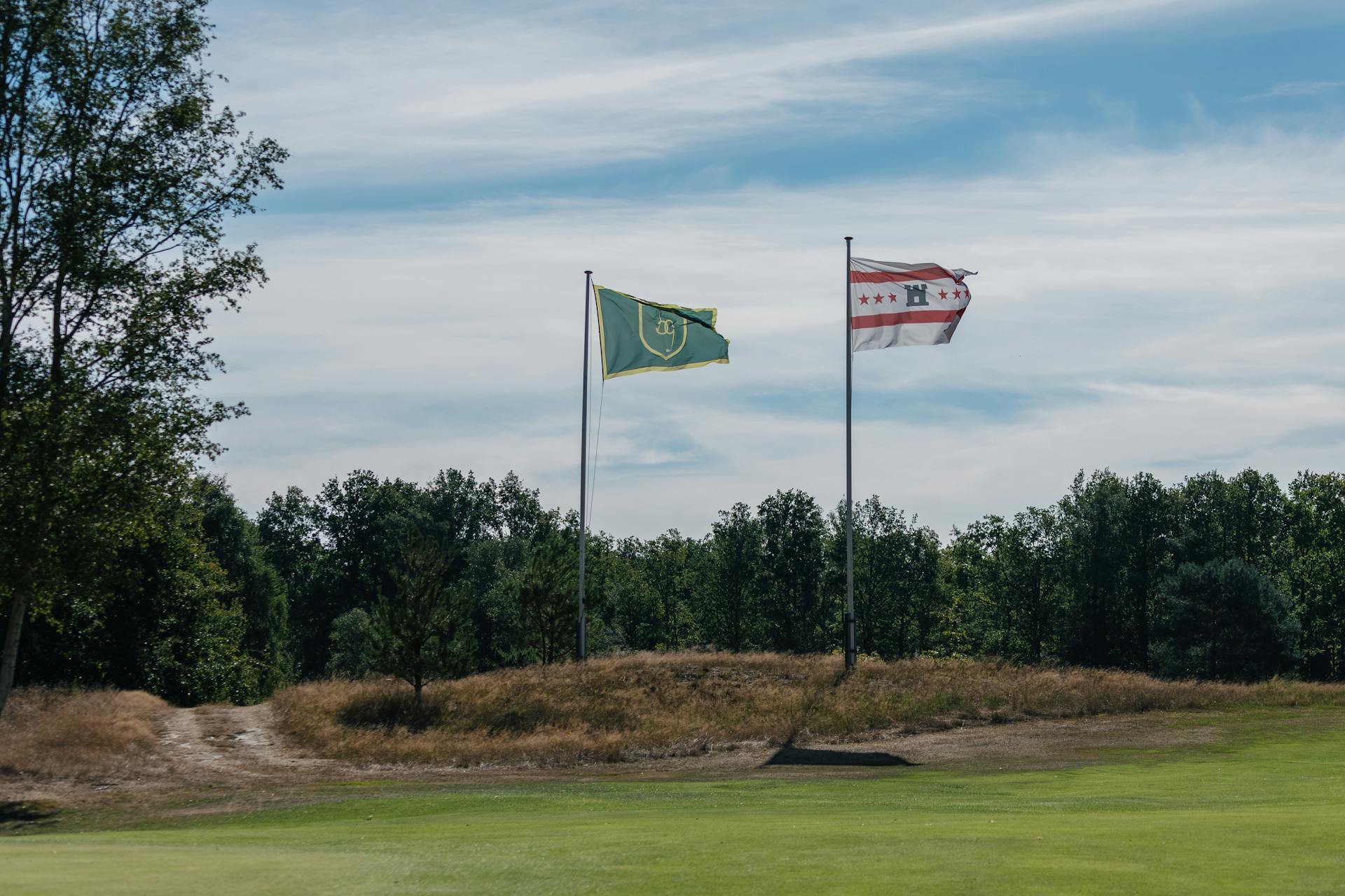 Next to the iconic green flag of the golf club, you'll see the Flag of Drenthe, reaching all the way back to 1947. Source: Drentse Golfclub De Gelpenberg