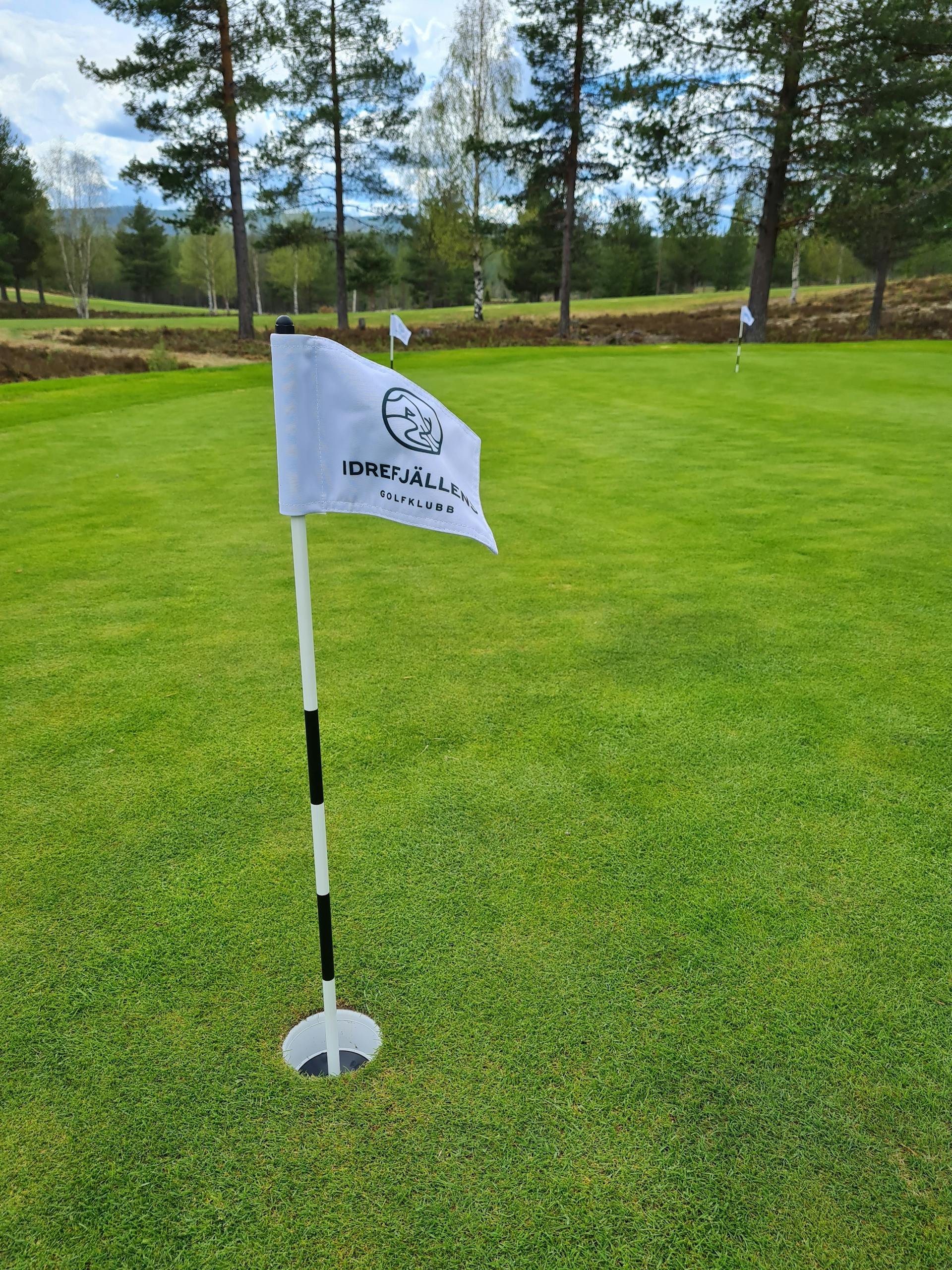 Idrefjällens beautiful and varied golf course is designed by Swedish course architect Bengt Lorichs. Source: Idrefjällens Golfklubb.